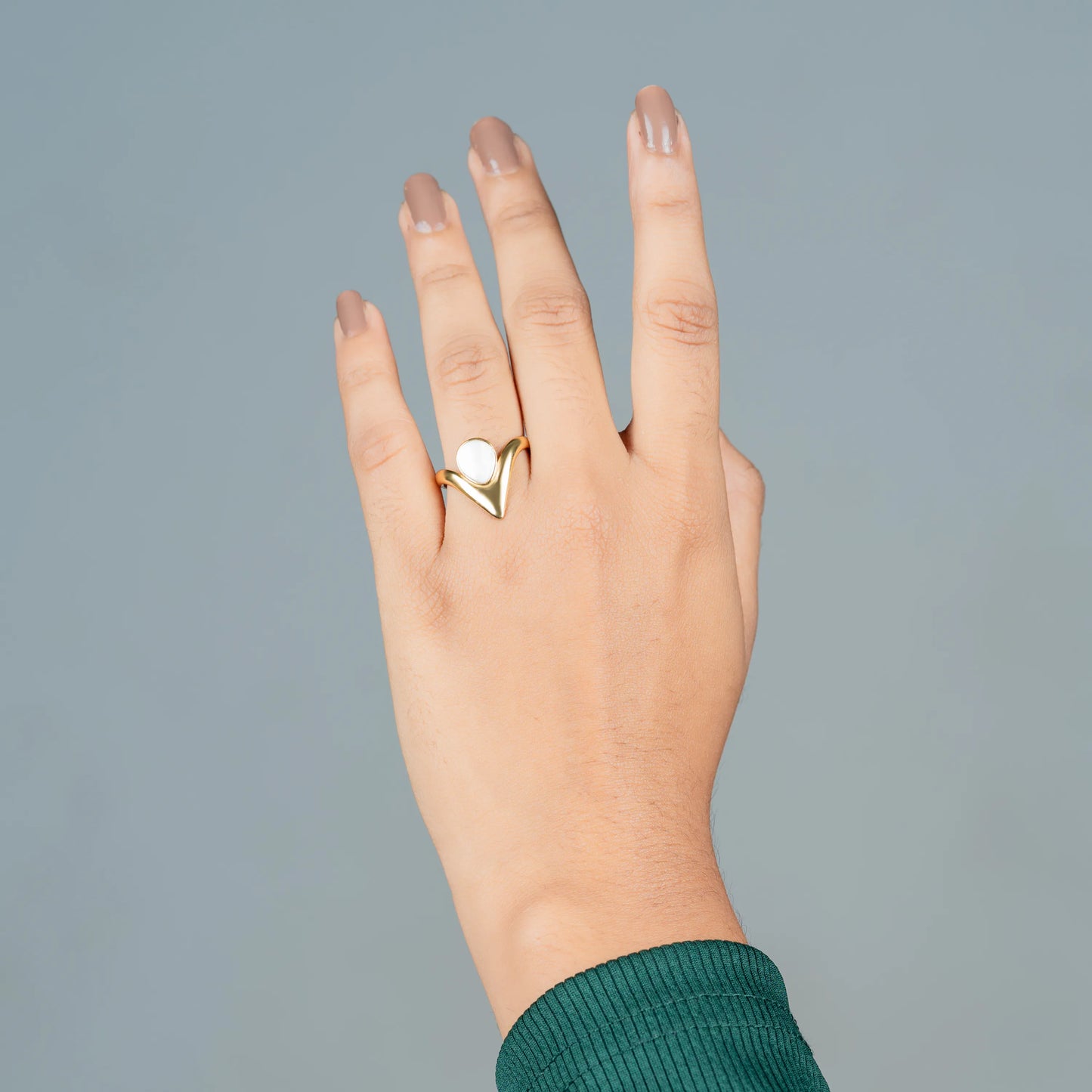 Vista – 18K Gold Plated Adjustable V Ring with Mother of Pearl