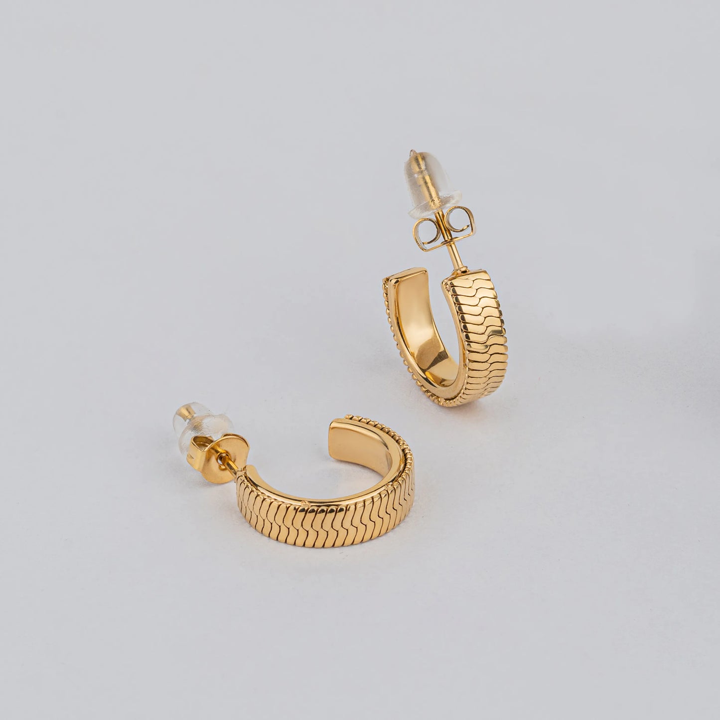 Flex – 18K Gold Plated Hoop Earrings with Chevron Engraving