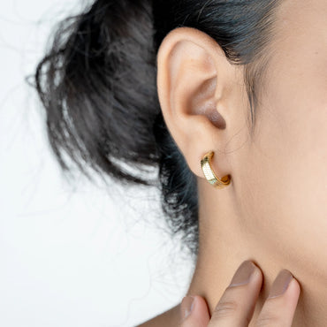 Flex – 18K Gold Plated Hoop Earrings with Chevron Engraving