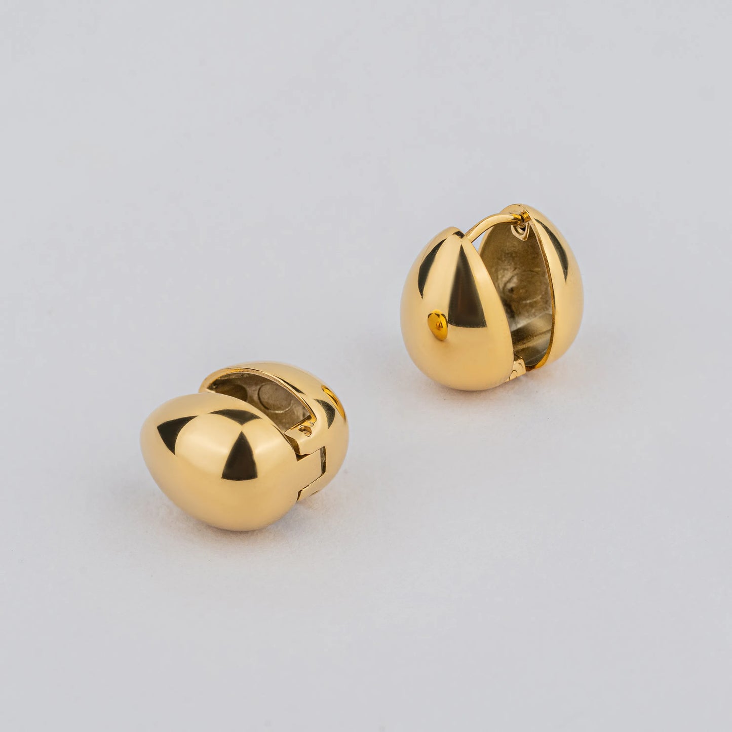 Bud – 18K Gold Plated Capsule Huggie Earrings