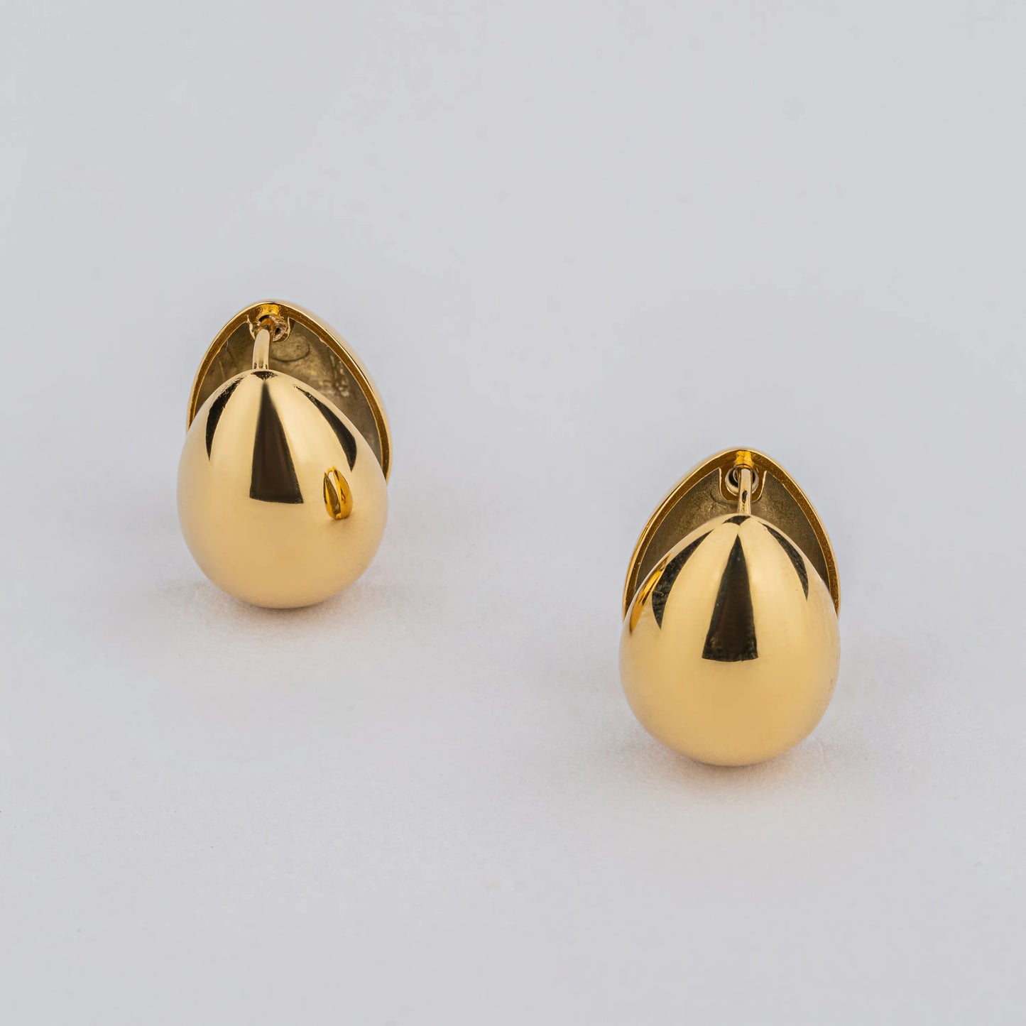 Bud – 18K Gold Plated Capsule Huggie Earrings