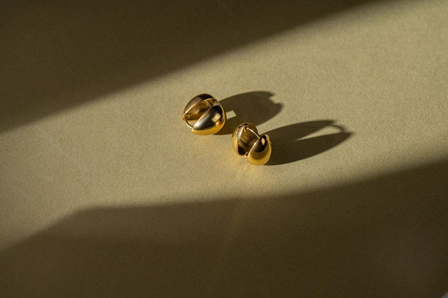 Bud – 18K Gold Plated Capsule Huggie Earrings