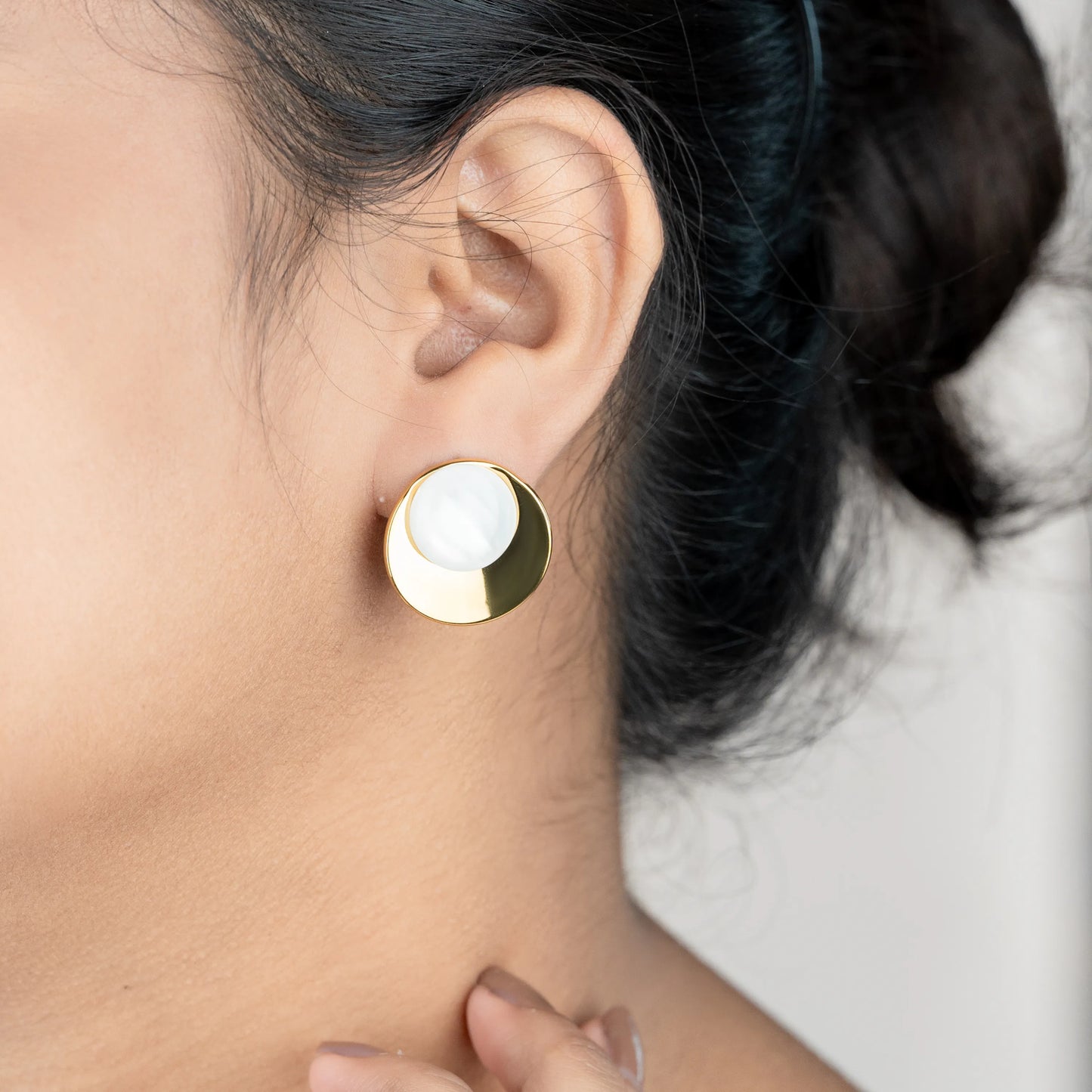 Glowdrop – 18K Gold Plated Stud Earrings with White Dome Center